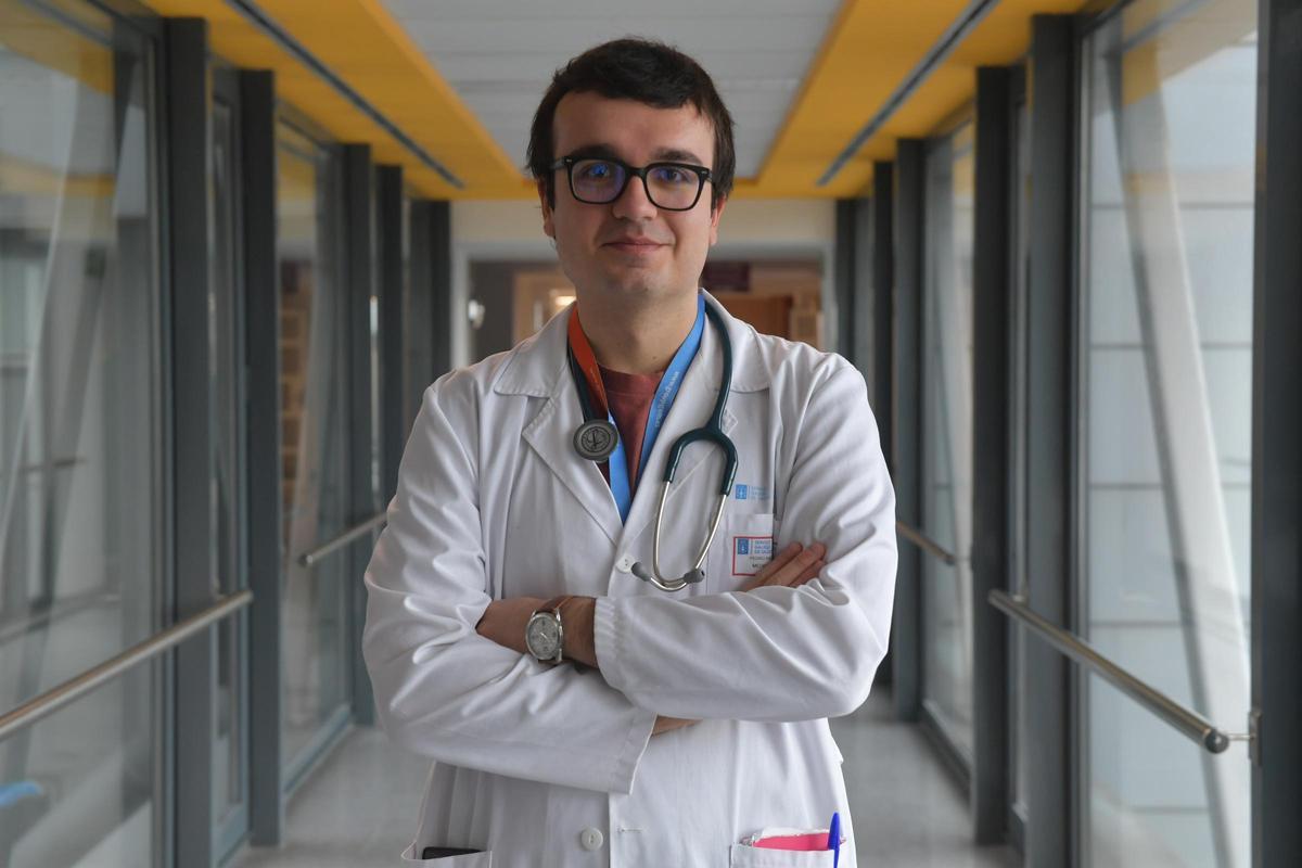 Pedro Areal, médico residente de Oncología en el Chuac.