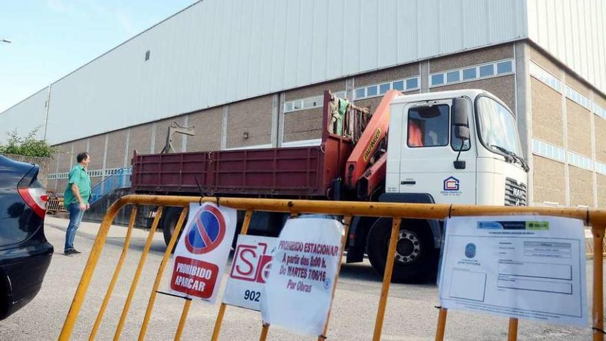 Las vallas prohíben estacionar desde las 8.00 horas de hoy martes. // R. Vázquez