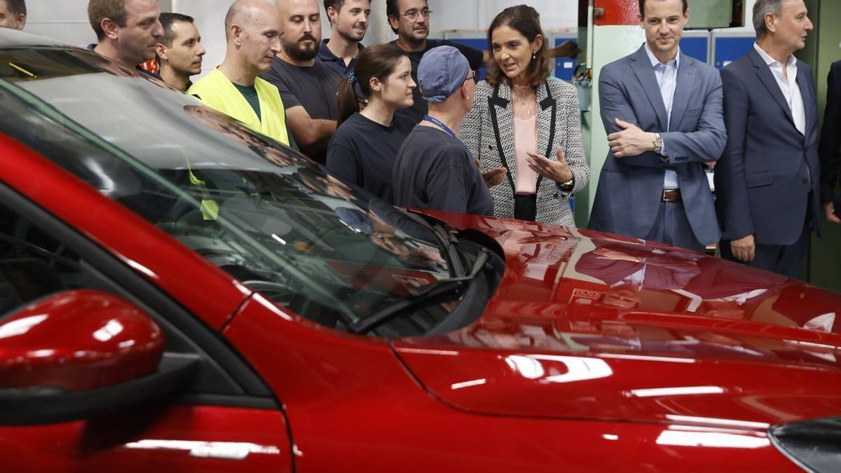 La ministra de Industria, Reyes Maroto, durante una visita a la fábrica de Ford en Almussafes (Valencia) en octubre de 2022.