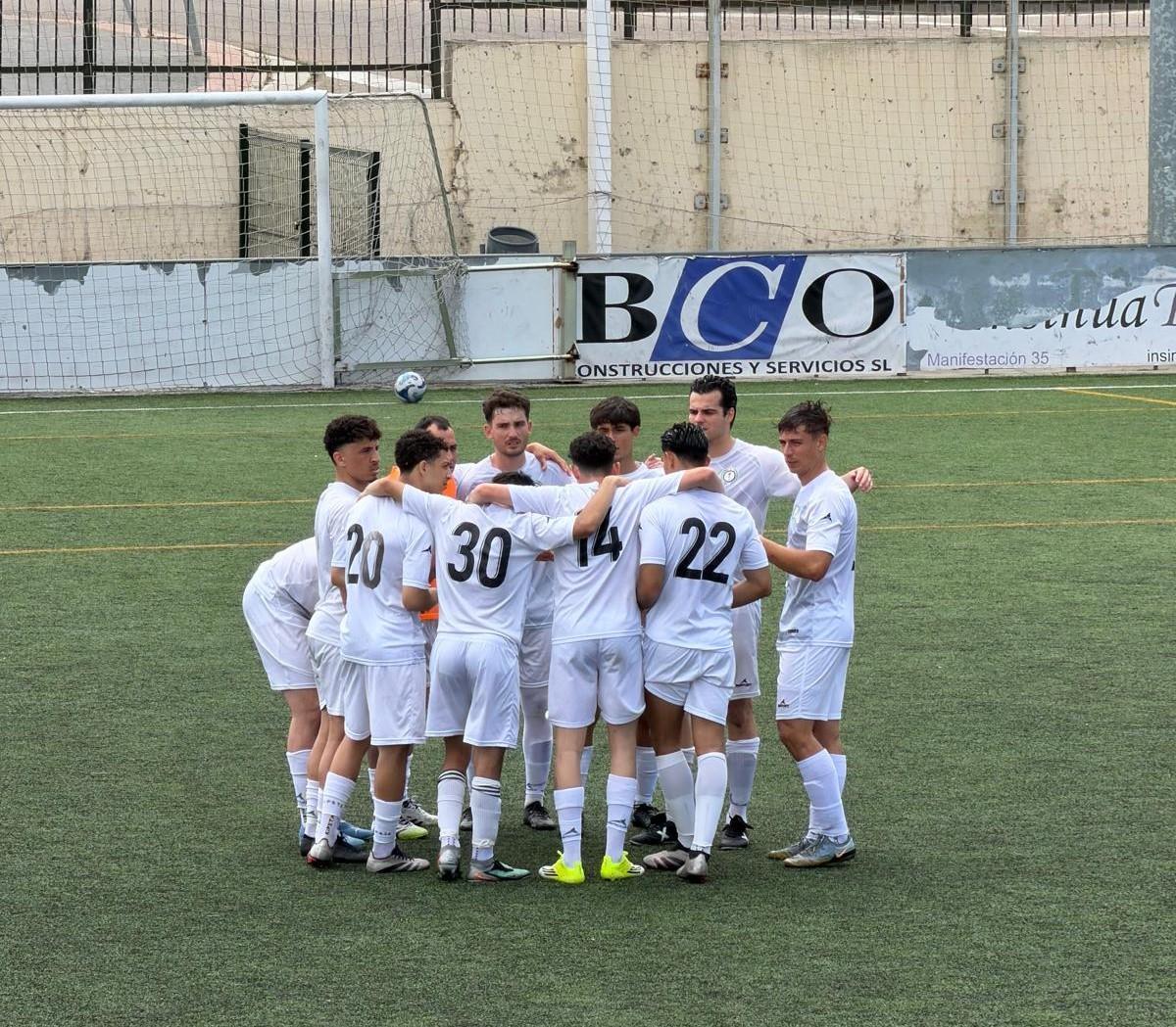 El AC Rozzano haciendo un corro previo al partido contra el CD San Gregorio Arrabal de este domingo