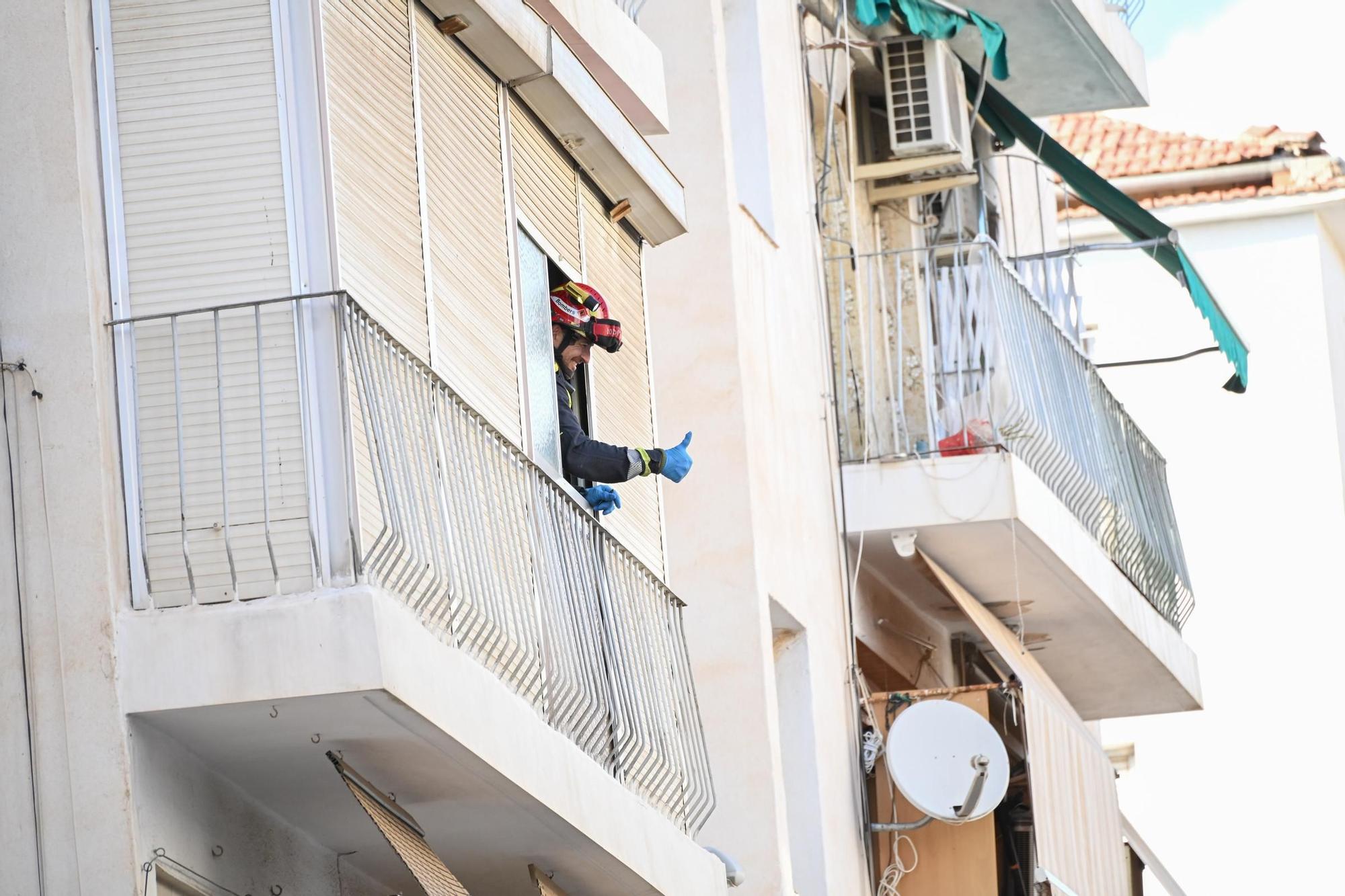 Así están sacando los bomberos las pertenencias de los vecinos desalojados de San Antón en Elche