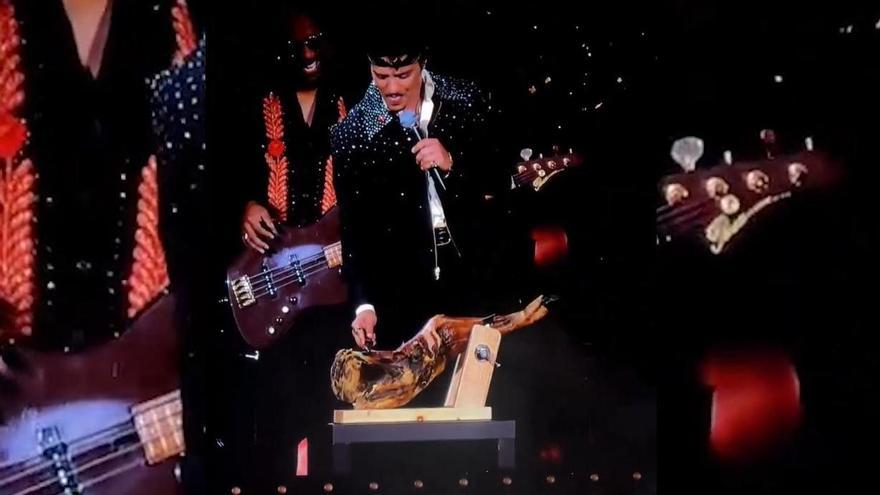 Un jamón ibérico de bellota de Alburquerque se sube al escenario con Bruno Mars.
