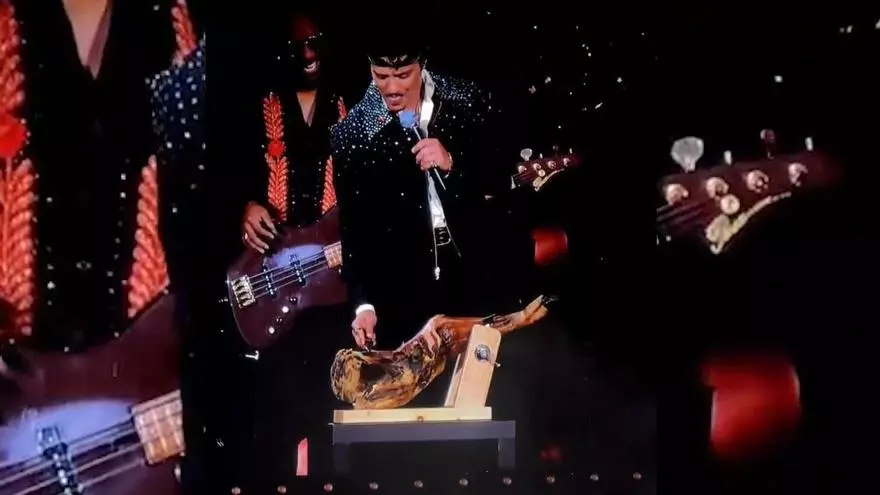 Un jamón ibérico de bellota de Alburquerque se sube al escenario con Bruno Mars.