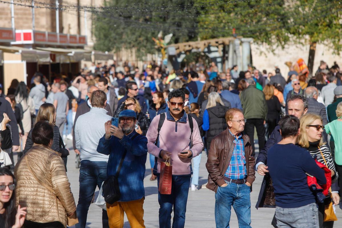 Calles repletas de ciudadanos y turistas en el centro de València.