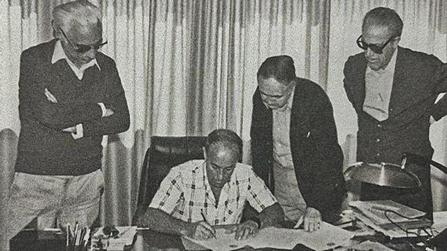 Aficionado a la pesca. Pepín Ramírez fue un gran aficionado a la pesca y tenía una falúa con la que salía a faenar. En la imagen superior, Antonio López, César Manrique y Pepín Ramírez firmando ante notario la constitución de la Fundación Amigos de Lanzarote (hoy Fundación César Manrique). A la izquierda, Ramírez Cerdá en Timanfaya. Son muy pocas las fotografías de Pepín en los archivos del Cabildo y Ayuntamiento por ser poco dado a aparecer en actos públicos.