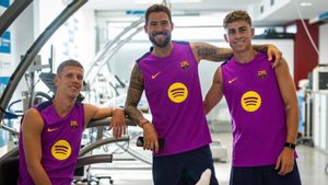 Dani Olmo, Iñigo Martínez y Fermín López, en el centro médico azulgrana.