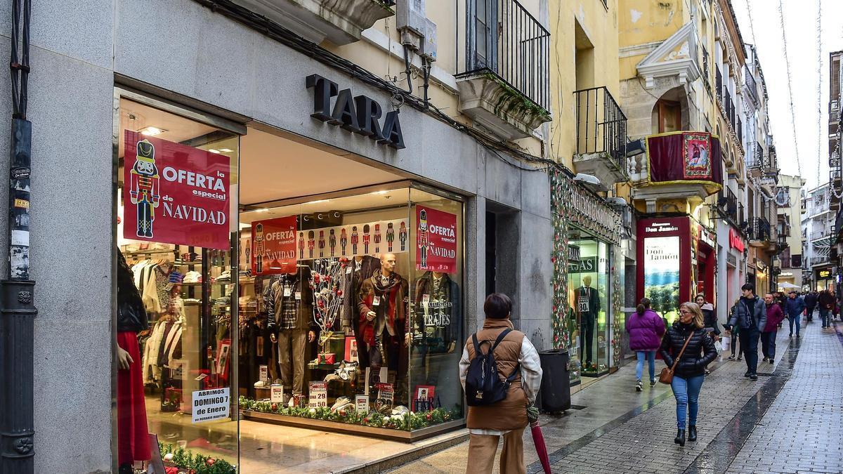 Comercios de la calle del Sol de Plasencia, durante la campaña navideña.