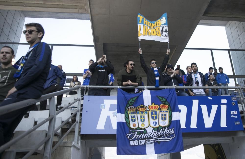 Los oviedistas apoyana a su equipo antes del derbi