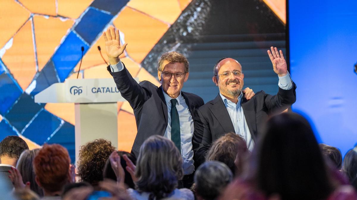 El líder del PP, Alberto Núñez Feijóo, con el candidato del partido en Catalunya, Alejandro Fernández