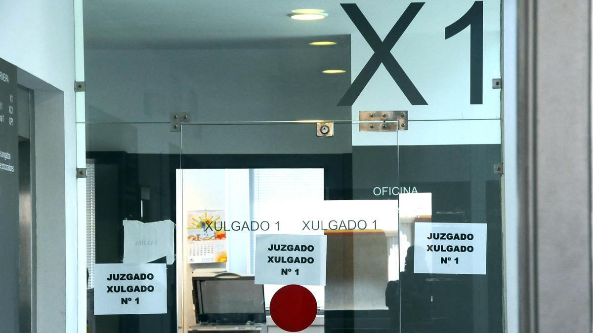 Liberado de pagar la pensión alimenticia a su hijo de 42 años en Cangas por haber comenzado a trabajar