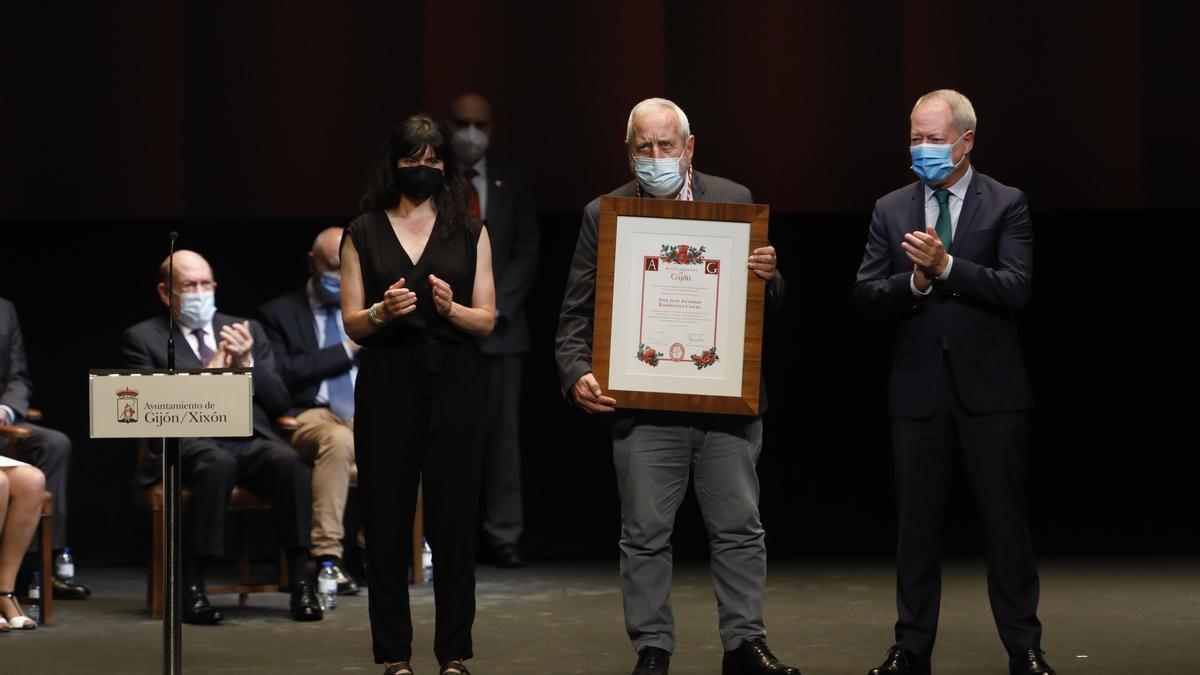 Entrega de honores y distinciones de Gijón en el teatro Jovellanos