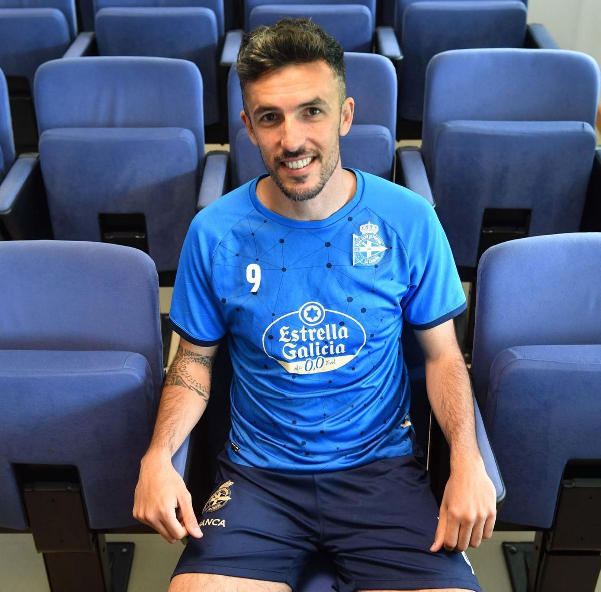 Alberto Quiles, en Abegondo, tras el entrenamiento de ayer. |  // VÍCTOR ECHAVE