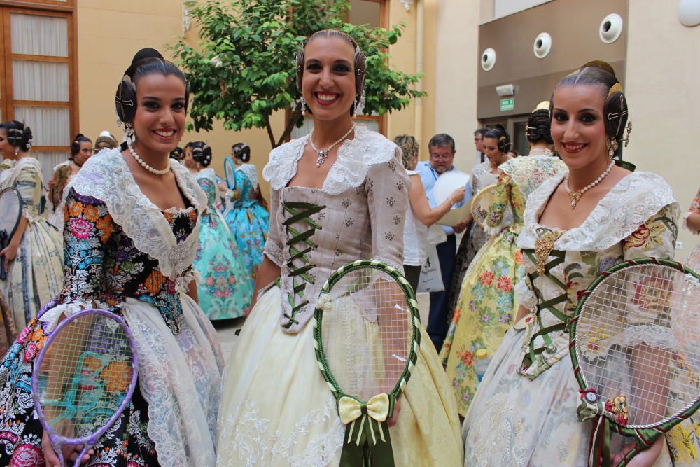 Tres generaciones de falleras en la Batalla de Flores