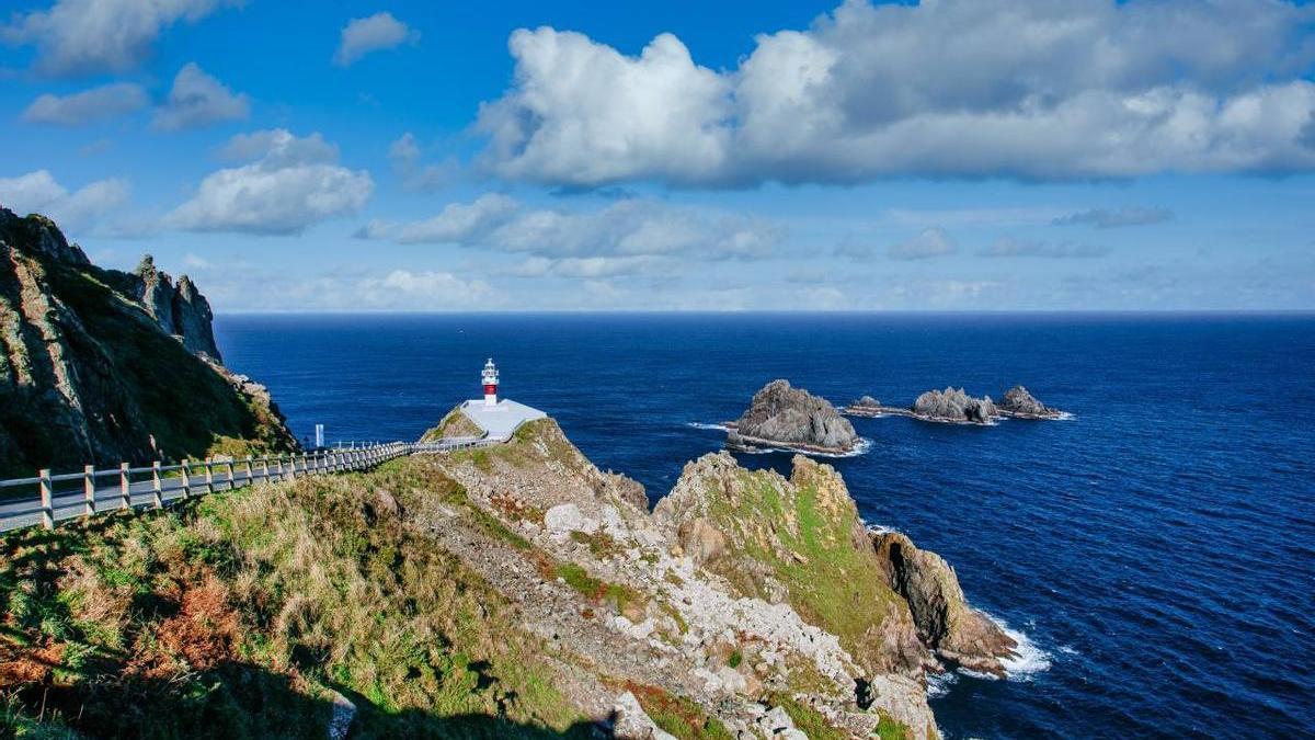 Vista del faro de Cabo Ortegal, uno de los puntos de la Ruta de los Faros de los Trenes Turísticos de Galicia.