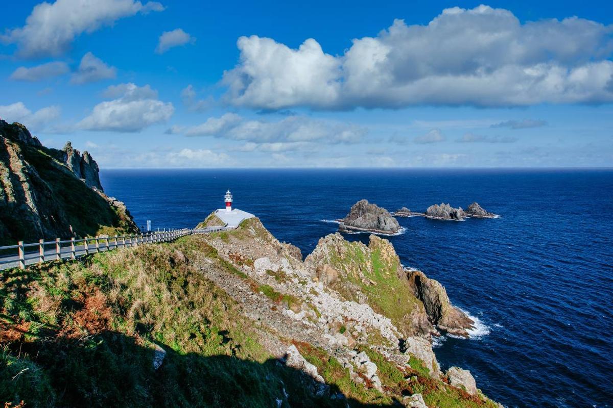Vista del faro de Cabo Ortegal, uno de los puntos de la Ruta de los Faros de los Trenes Turísticos de Galicia.