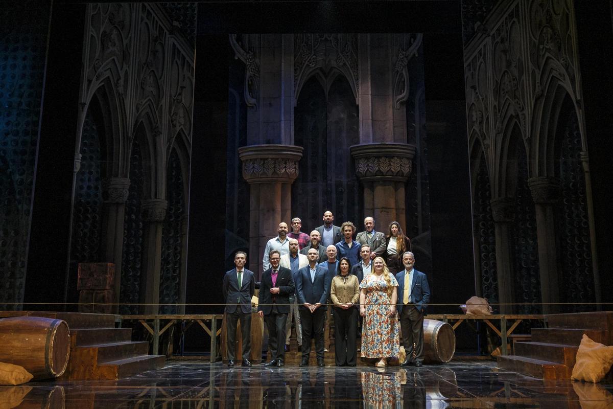 Foto de familia en la presentación de 'Otello', segundo título de la 59ª Temporada de Ópera de Las Palmas de Gran Canaria.