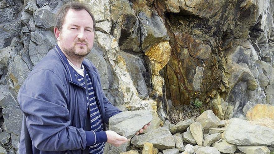 Uno de los guías de esta ruta que organiza el Concello, Xavier Barros, en la cantera de Barrañán.