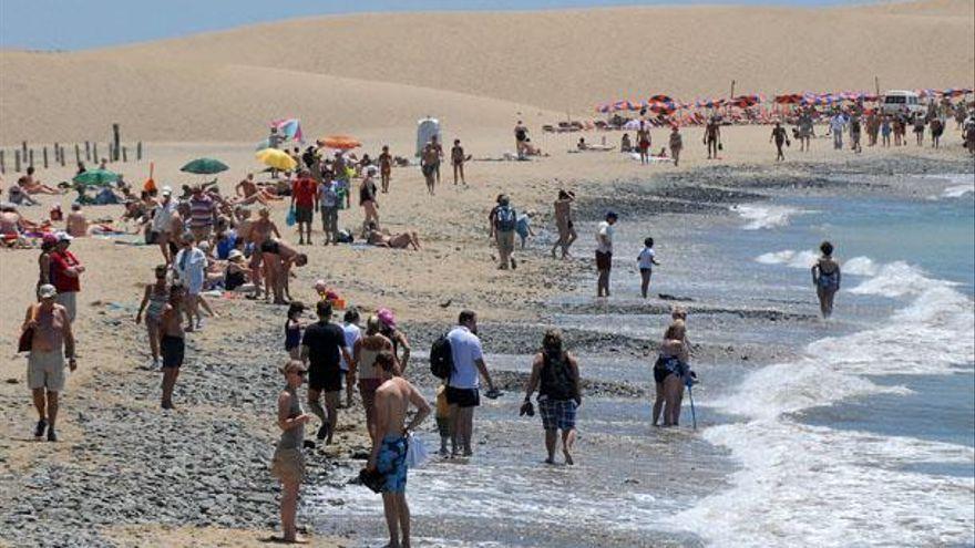 Turistas en la zona de Maspalomas más cercana a la Charca.