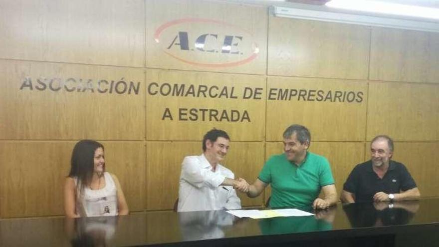 Cueto y Martínez dándose la mano tras la firma del convenio, ayer.