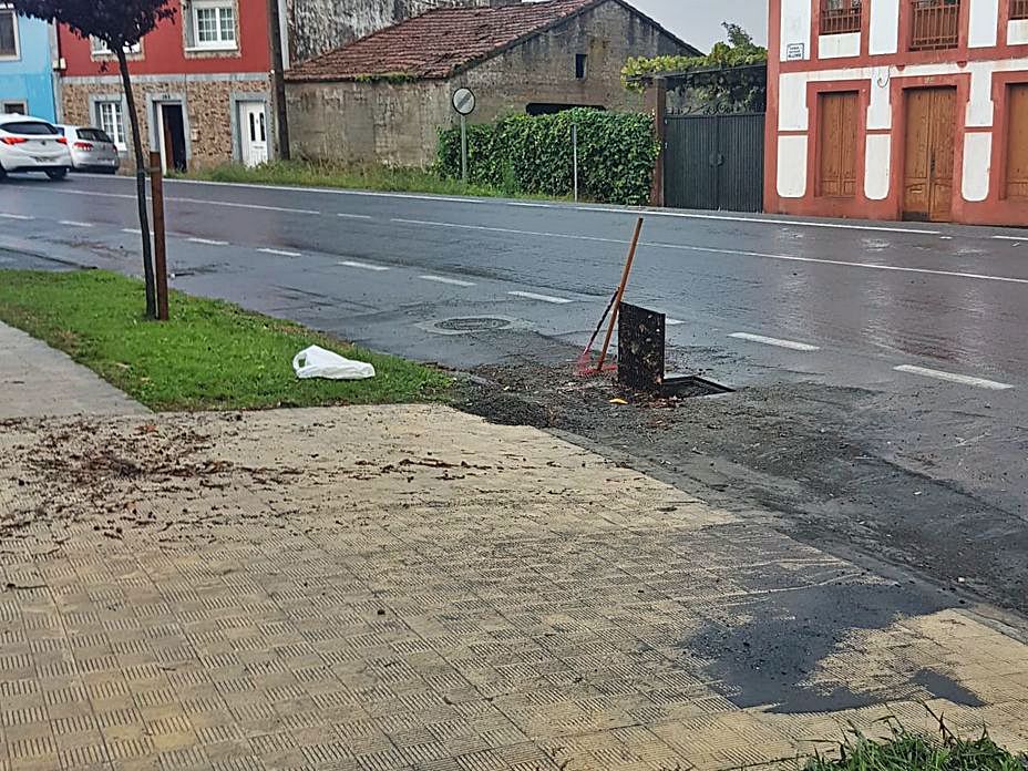 Arqueta levantada y restos de barro, ayer, en Salvador Allende. |   // L. O.