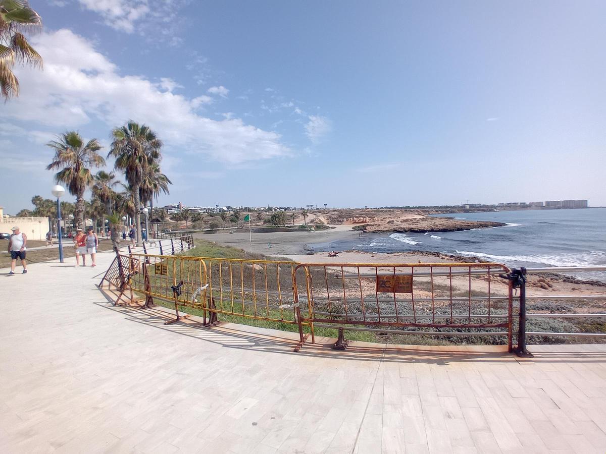 Estado actual de la barandilla en el paseo de Playa Flamenca