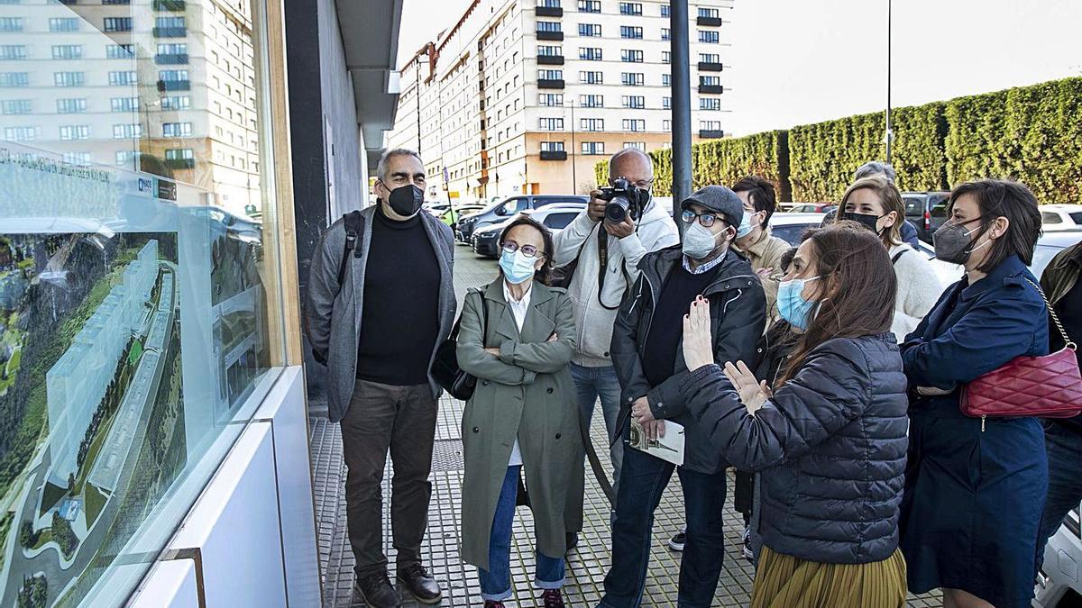 La alcaldesa, Inés Rey, explica, ayer, a los vecinos de Novo Mesoiro el proyecto del corredor verde.   | // L. O.