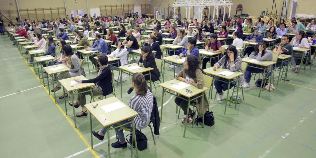 Opositores a plazas en Educación Primaria, el pasado julio. // Xoán Álvarez
