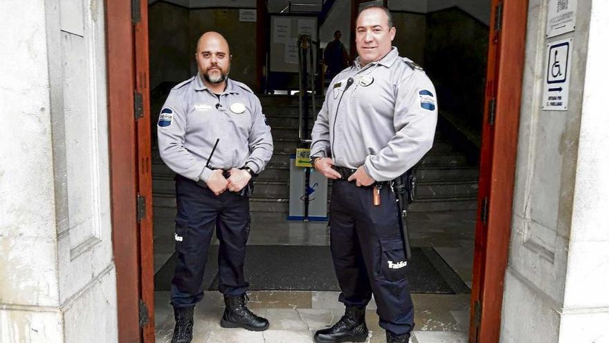 ´Primo´ y Mateo, vigilantes de Vía Alemania, con sus nuevos uniformes.