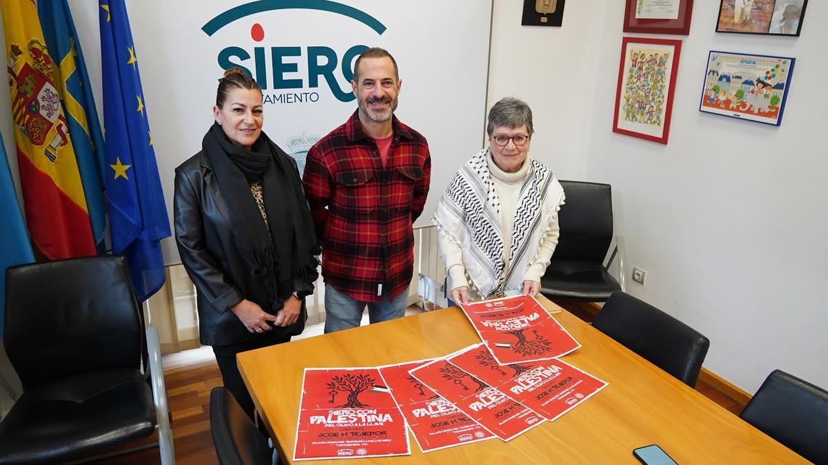 Por la izquierda, Teresa Álvarez, edil de IU; el alcalde, Ángel García, y Telli Lorenzo, del Comité de Solidaridad con la Causa Árabe.