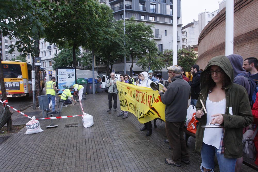 Les cassolades pels refugiats es traslladen a la subdelegació