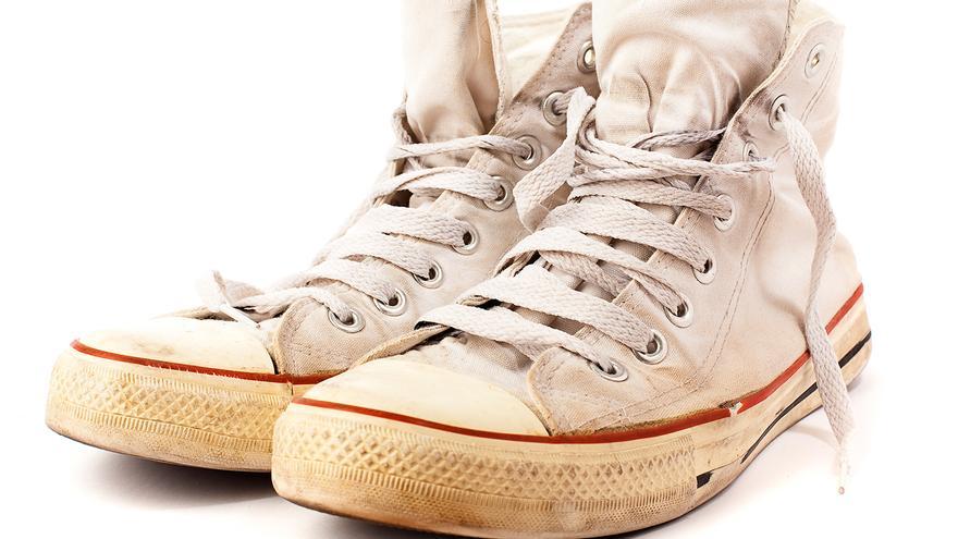 La crema que encuentras en Mercadona que elimina las manchas amarillas de las zapatillas blancas de cuero o tela