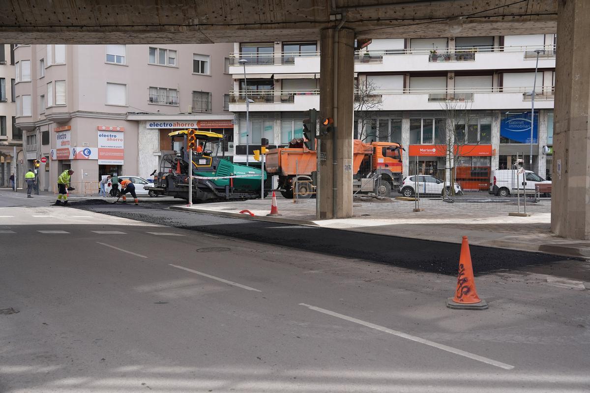 Maquinària treballant a l'entorn de la plaça Joan Brossa.