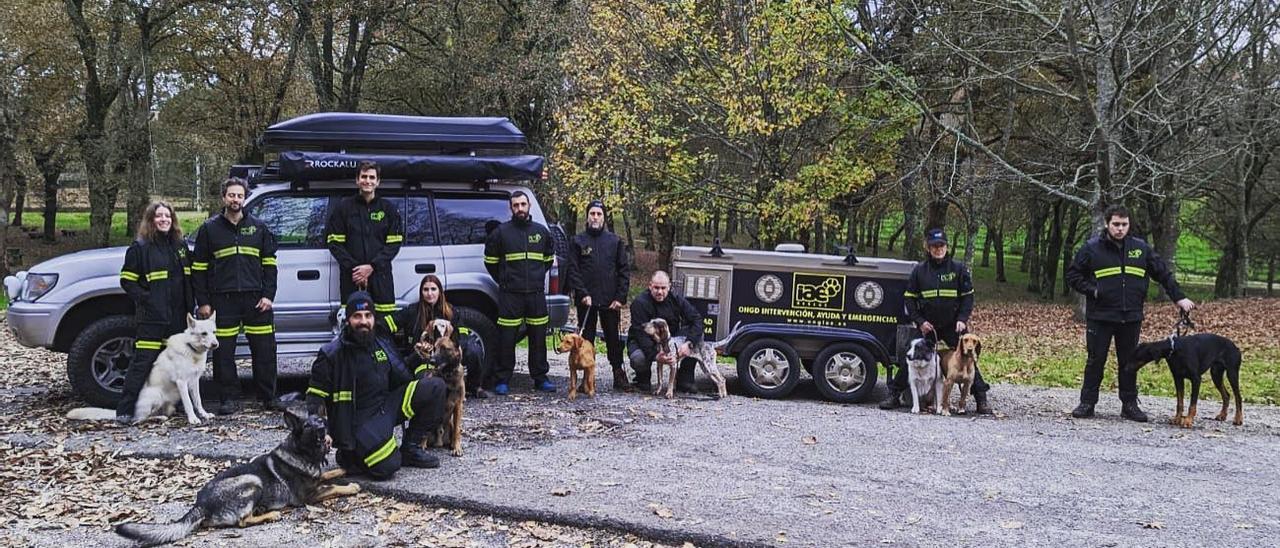 La nueva unidad posa con sus perros y equipos en la Carballeira de A Estrada