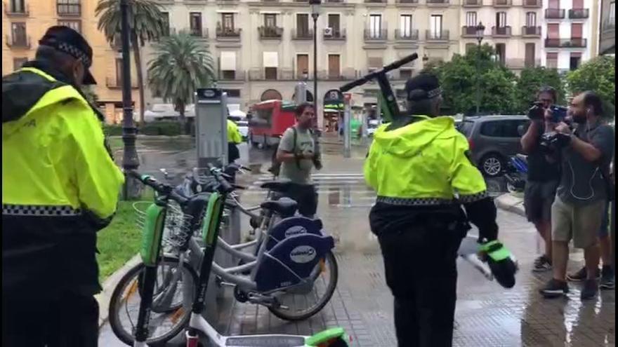 La Policía Local retira los patinetes de alquiler de València