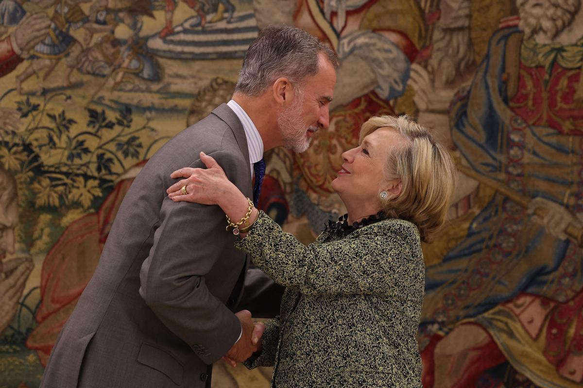 Felipe VI se reúne con Hillary Clinton en la Zarzuela