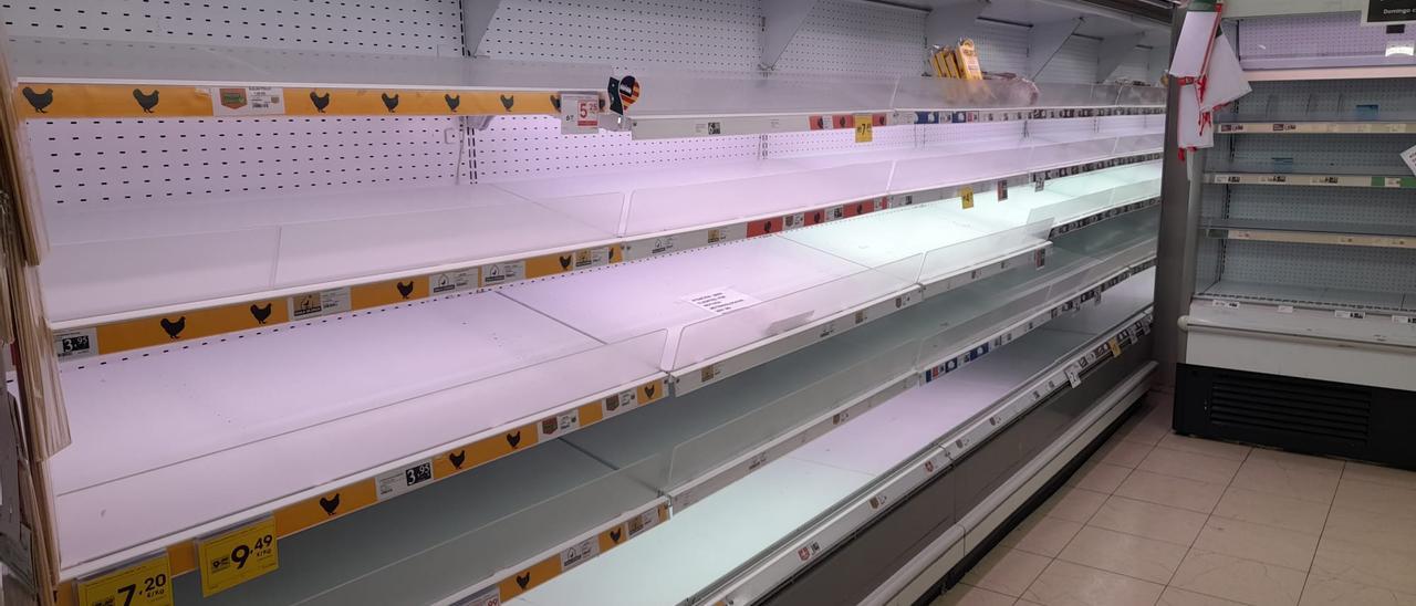 Supermercado de Formentera con las estanterías vacías por la falta de productos frescos