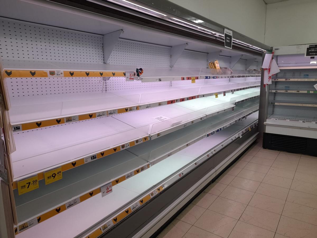 Supermercado de Formentera con las estanterías vacías por la falta de productos frescos