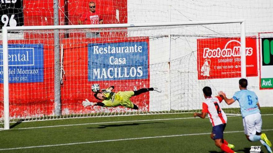 Una acción del partido de ayer entre el Alondras y el Celta en el campo de O Morrazo. // Juan Duarte