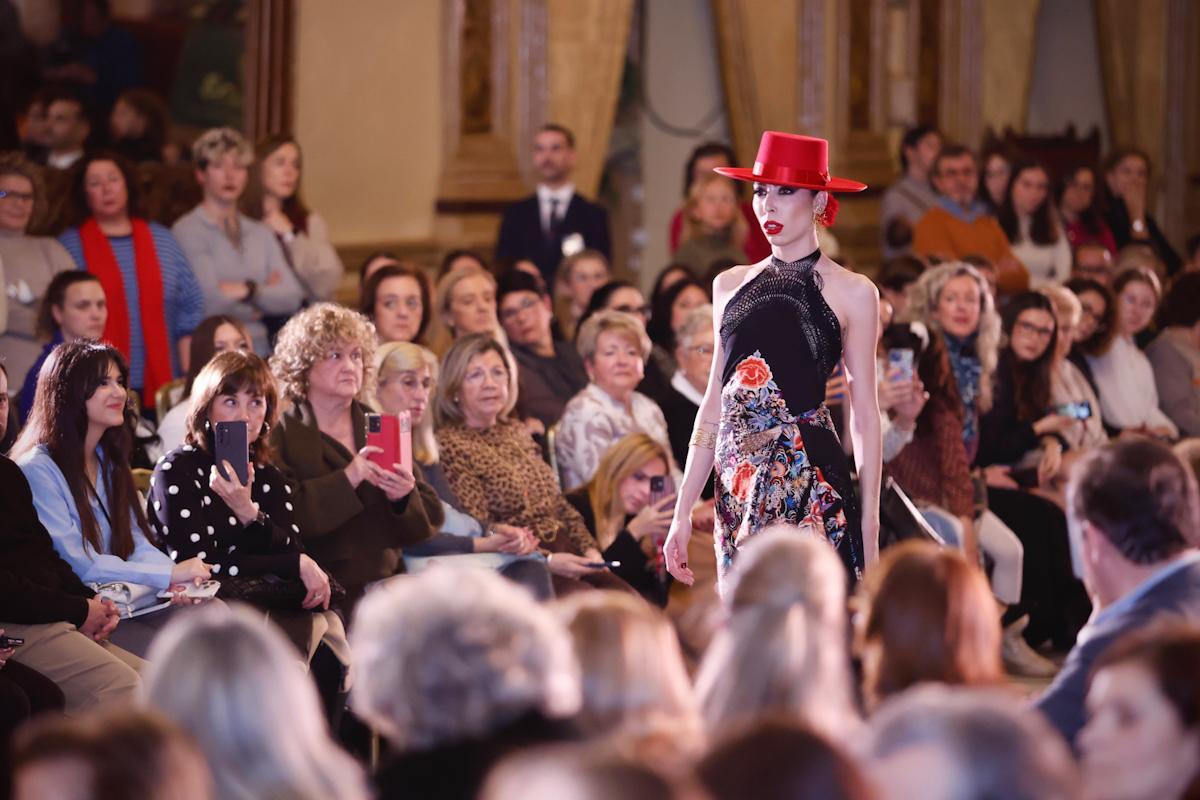 Desfile solidario de Alcer Córdoba en el Círculo de la Amistad