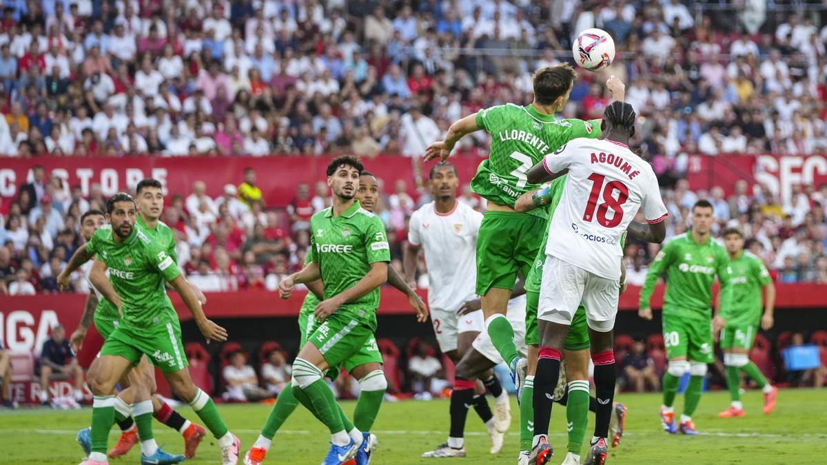 Agoumé cabecea la pelota y choca en la mano de Diego Llorente en la que el árbitro pita el penalti.