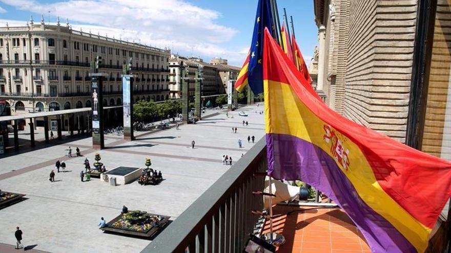 Zaragoza reivindica la Memoria Histórica con una pancarta en el Ayuntamiento