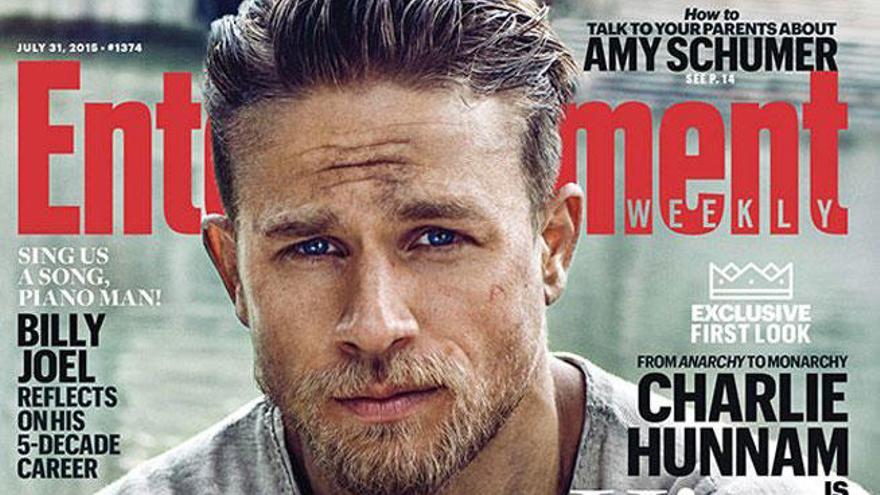 Charlie Hunnam como el Rey Arturo.