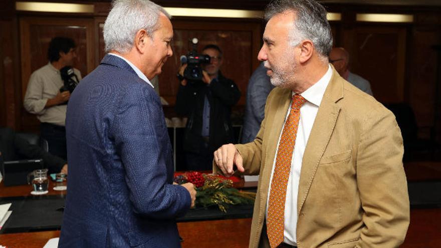 El consejero de Obras Públicas, Sebastián Franquis, dialoga con el presidente Ángel Víctor Torres.