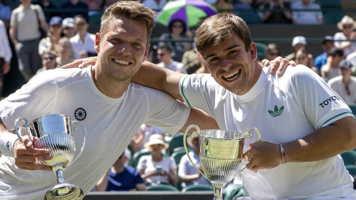 Ruben Spargaaren y Martín de la Puente, tras conquistar el título de dobles en Wimbledon.