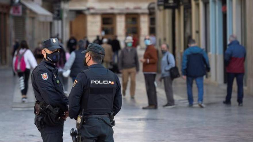 Andalucía propone adelantar la vacunación a profesores o camareros