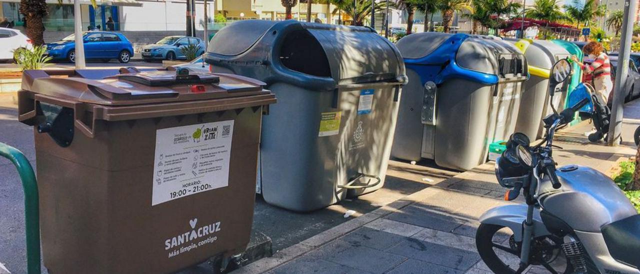 Uno de los nuevos contenedores marrones instalados en la capital.