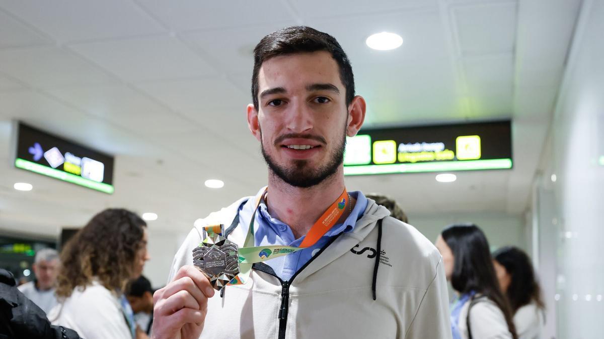 POLIDEPORTIVO ATLETISMO | El equipo español con las cinco medallas y Quique Llopis, ya en España