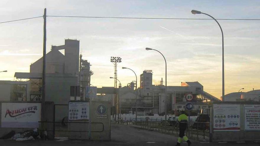 Un operario se dirige a las instalaciones de la fábrica de Azucarera en Toro.