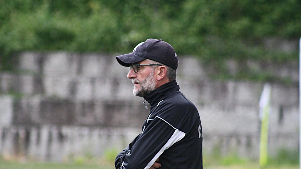 Geno del Río, en una imagen en el campo de fútbol de Bueu.