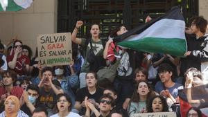 Estudiantes de la Acampada por Palestina se encierran en la facultad de Filosofía de la UV.